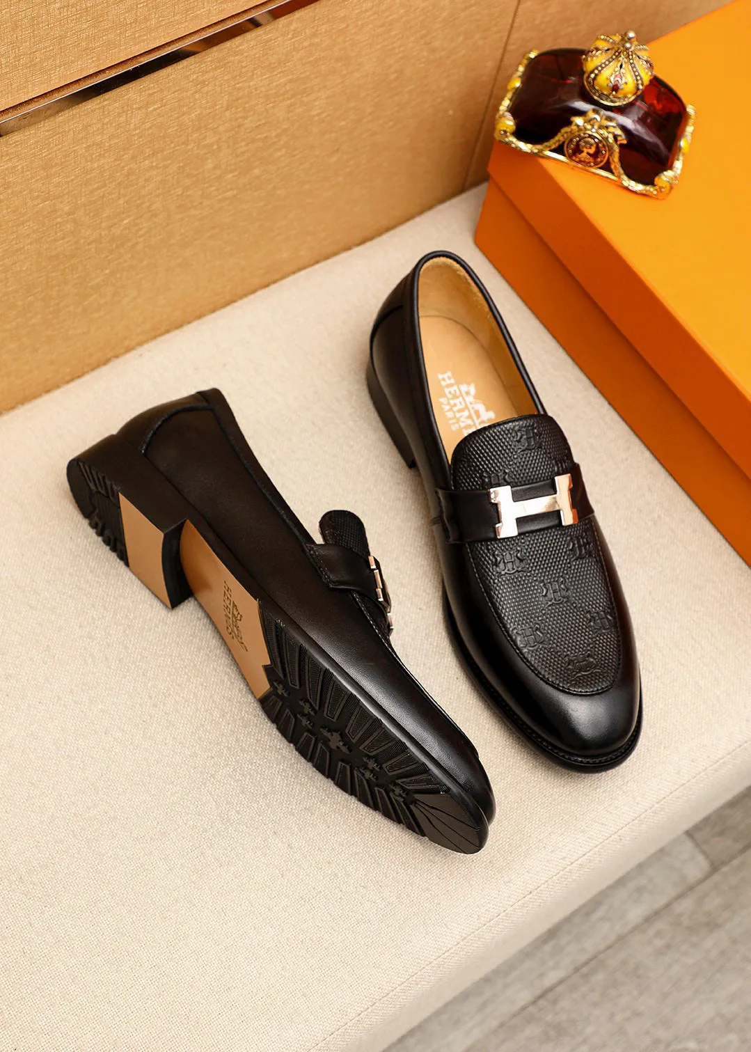 Men's shoes 💰442 💐 Product trademark: HERMES "Hermès" casual leather shoes Regular size: 38-44 (45🉑️customized) Product materials: Selected imported first-layer calfskin embroidered upper + luxury hardware buckle, imported water-dyed 🐂 cowhide lining. Strong three-dimensional visual effect, combined outsole Color: 1⃣️color optional